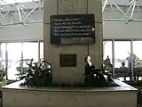 Inscripción en homenaje a Tom Jobim, en el Aeropuerto Internacional de Río de Janeiro «Tom Jobim» (Galeão).