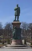Monumento a su padre  el poeta J. L. Runeberg, Helsinki.