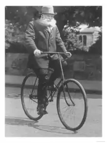 John Boyd Dunlop sobre una bicicleta equipada con sus neumáticos.