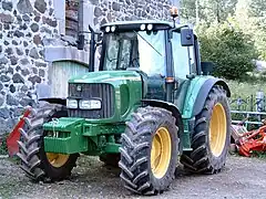 Tractor moderno John Deere 6320.