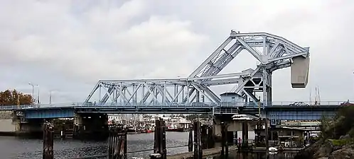 Johnson Street Bridge (49 m luz máxima)