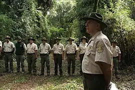 Guardabosques y su equipo en el parque nacional de Iguazú (Argentina)