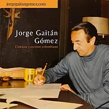 Jorge Gaitán en su adultez, en una fotografía mientras escribe sentado en su escritorio.