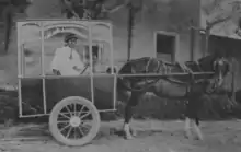 Un vendedor de helados en 1930 en Cintra. Utilizando un carro tirado por un caballo que dice arriba "Helados".