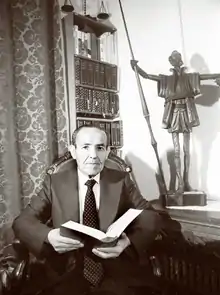 El poeta en su casa de Alcalá de Henares en 1984.