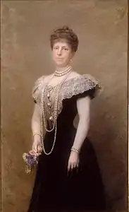 Retrato de la reina Mª Cristina de Habsburgo. Colecc. Senado. Madrid. O/L 142 x 88 cm.