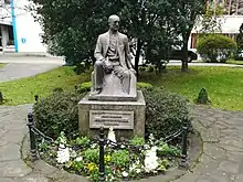 Estatua de José María Arizmendiarrieta en la Escuela Politécnica Superior de la Universidad de Mondragón.