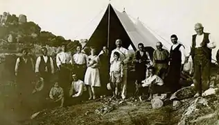 Juan Cabré, junto a su familia y una cuadrilla de obreros, en una campaña de excavación en los años 1930.