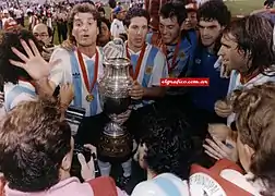 Jugadores de Argentina con el trofeo de la Copa América.