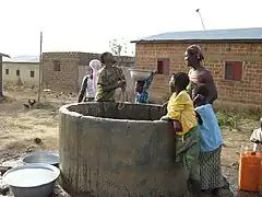 Modernas samaritanas junto al brocal de un pozo en la localidad de Copargo en el departamento de Donga del estado africano de Benín.