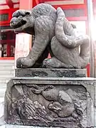 Koma-tora, tigre guardián de las puertas (en bulto redondo sobre el pedestal y en relieve en el pedestal). Templo Zenkokuji, Kagurazaka, Shinjuku, Tokyo. Periodo Edo.