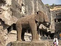 Un elefante tallado en la roca.