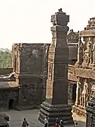 Pilar de piedra tallada en el templo Kailash.