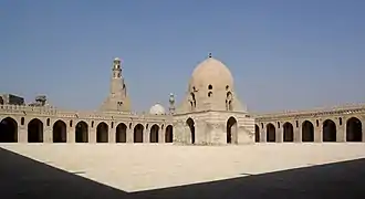 La mezquita de Ibn Tulun (876-879), el mejor ejemplo del tipo de mezquita iraní de salón, es un ejemplo de arquitectura abasí construido por el gobernador abasí Ahmad ibn Tulun (El Cairo)