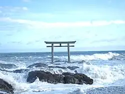 Puerta torii (鳥居 とりい) Kamiiso del santuario Ōarai Isosaki.