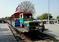 Tren turístico que llega a la estación.