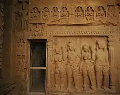 Esculturas en la gran cueva Chaitya (vestíbulo).