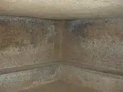 lechos avanzados en los primeros viharas en las cuevas de Kanheri