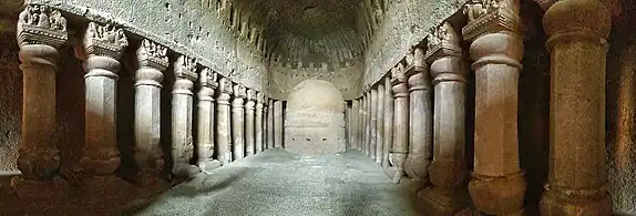 Vista del salón de la gran cueva Chaitya. Una imitación ligeramente tardía de la gran cueva Chaitya de las cuevas de Karla.