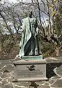 Monumento al Beato Carlos de Austria en la entrada del santuario