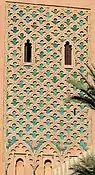 Variación del motivo sebka con forma de trébol en el alminar de la Mezquita de la Kasbah en Marrakech, Marruecos (finales del siglo XII)