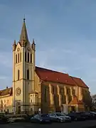 Iglesia parroquial católica de Nuestra Señora de Hungría. La conversión neogótica de la iglesia comenzó en 1896 (bajo la dirección del arquitecto Ottó Sztehlo y Frigyes Schulek). - Keszthely, Plaza Mayor.