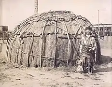 Un kikapú frente a su casa en 1904