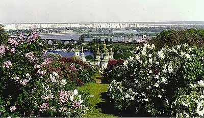 Jardín Botánico Nacional de Kiev junto al Monasterio de Výdubychi al fondo