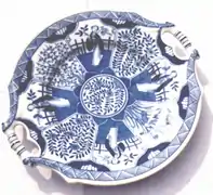 Falsa porcelana china, fabricada en Maastrich, imitando el estilo azul del periodo Kangxi (1662-1722).