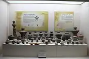 Exibición de loza en el Museo de Degaya.