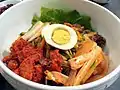 Hoe naengmyeon, una variedad de naengmyeon hecha con hoe