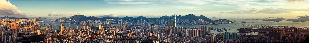 Vista panorámica del skyline de la Península de Kowloon con la Isla de Hong Kong en segundo plano.
