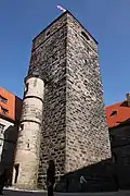 El bergfried de la fortaleza de Rosenberg del siglo XIII con una estrecha torre escalera, añadida en 1571 en su lado sur. Hasta entonces solamente existía una entrada elevada a alrededor de 12 metros del suelo.