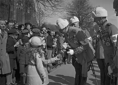 El general Carl Gustaf Emil Mannerheim del ejército finlandés vistiendo un turkislakki blanco en 1938.