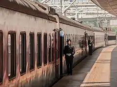 Coches en la estación de Kunming, en China.