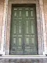 Las puertas de bronce de la Curia, transportadas a la Archibasílica de San Juan de Letrán.