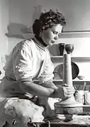 La alfarera finlandesa Kyllikki Salmenhaara (1960).