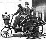 Léon Serpollet y Ernest Archdeacon, durante el primer viaje París-Lyon en el triciclo automóvil (1890)