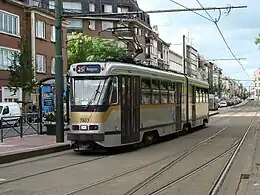 Vieja generación de tranvías articulados en Bruselas, Bélgica.