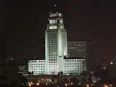 El Ayuntamiento de noche desde el Walt Disney Concert Hall.