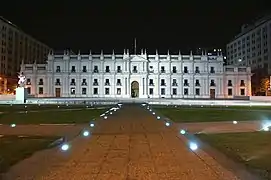 Vista nocturna de la fachada sur de La Moneda.