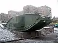 Tanque Mark V Compuesto en Lugansk, Ucrania, visto desde la derecha.