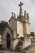 Panteó Serrahima (1905). Obra de Ramon Maria Riudor i Capella. Es un panteón-capilla de aire medieval. compuesto por varios cuerpos todos ellos rematados por cristería y con cuatro grandes pináculos y una cruz.