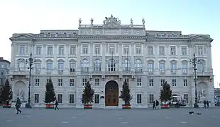 El edificio del Lloyd Triestino. Se aprecian las fuentes en los nichos a los lados.