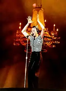 Madonna en el Girlie Show Tour con indumentaria francesa
