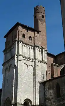 Tour médiévale accolée à une église. La partie basse, en pierre est de type roman languedocien à bandes lombardes. L'intermédiaire est de type gothique en pierre à arcatures brisées et le sommet en brique rouges, également de type art gothique. Une tourelle de guet surmonte l'ensemble.