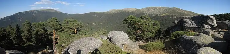 Peñalara y cara norte de Cuerda Larga vistos desde el mirador de La Gallarza.