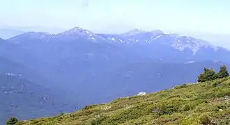 La Mujer Muerta vista desde las inmediaciones de la cumbre de Peñalara. Desde ese lugar no se aprecia la famosa silueta que da nombre a este ramal de la sierra de Guadarrama.