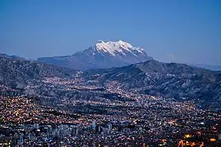La Paz, la ciudad metrópoli más alta del mundo; el nevado Illimani al fondo.
