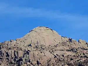 Cara sur del risco del Yelmo (1717 m), uno de los más importantes de La Pedriza. Esta cara suele estar muy transitada por escaladores.